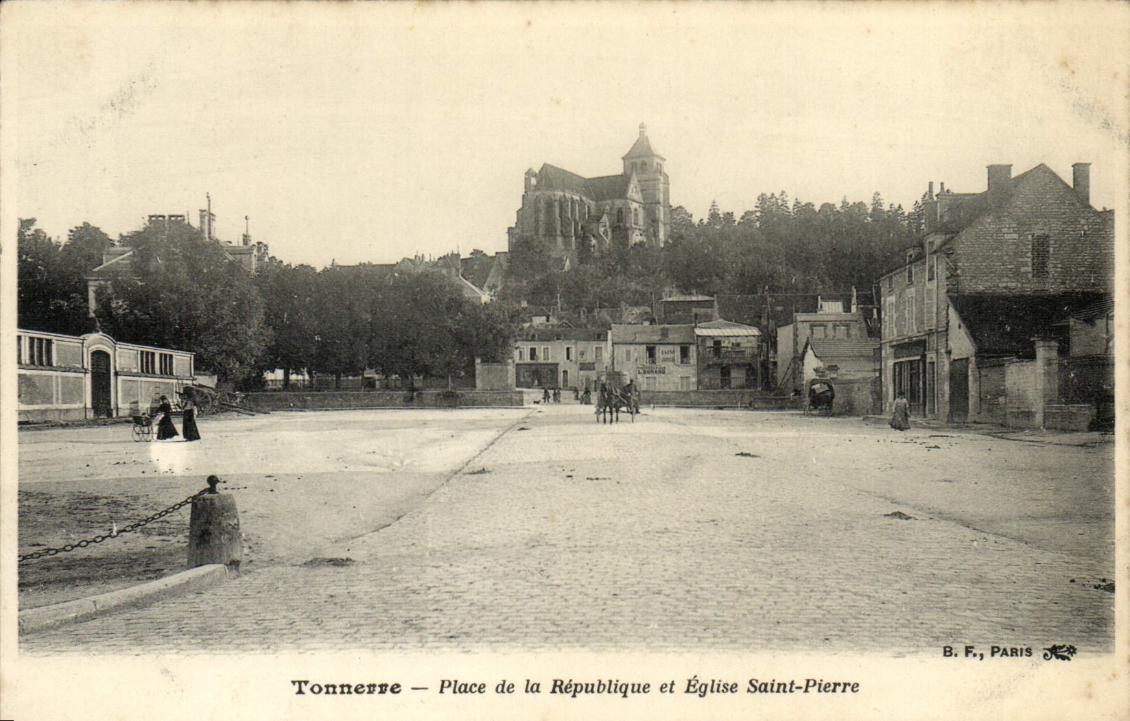 Tonnerre — Place de la République et Église Saint-Pierre — B. F., Paris