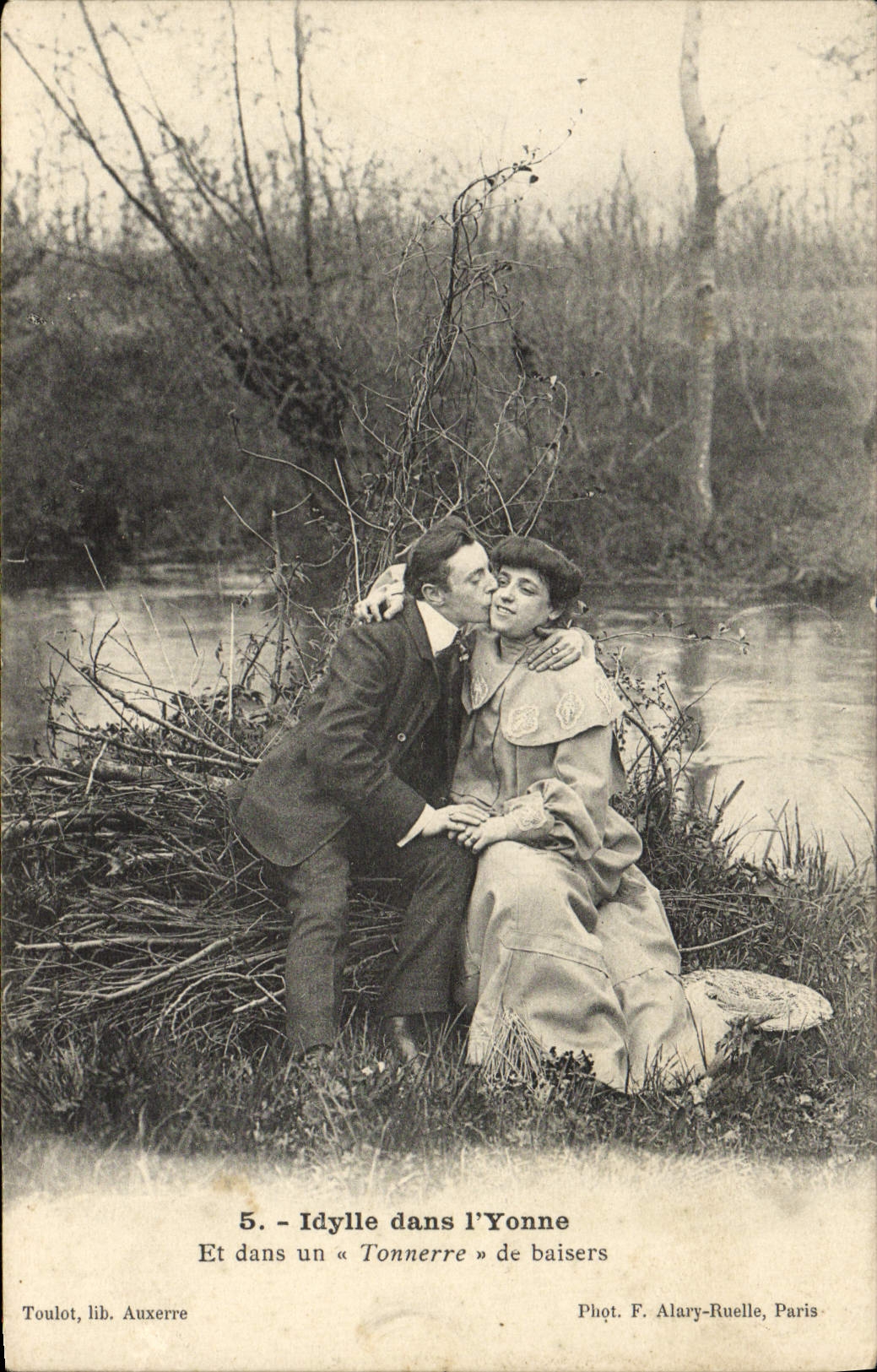 CPA Idylle Dans i'Yonne Et Dans Tonnerre De Baisers Femme 