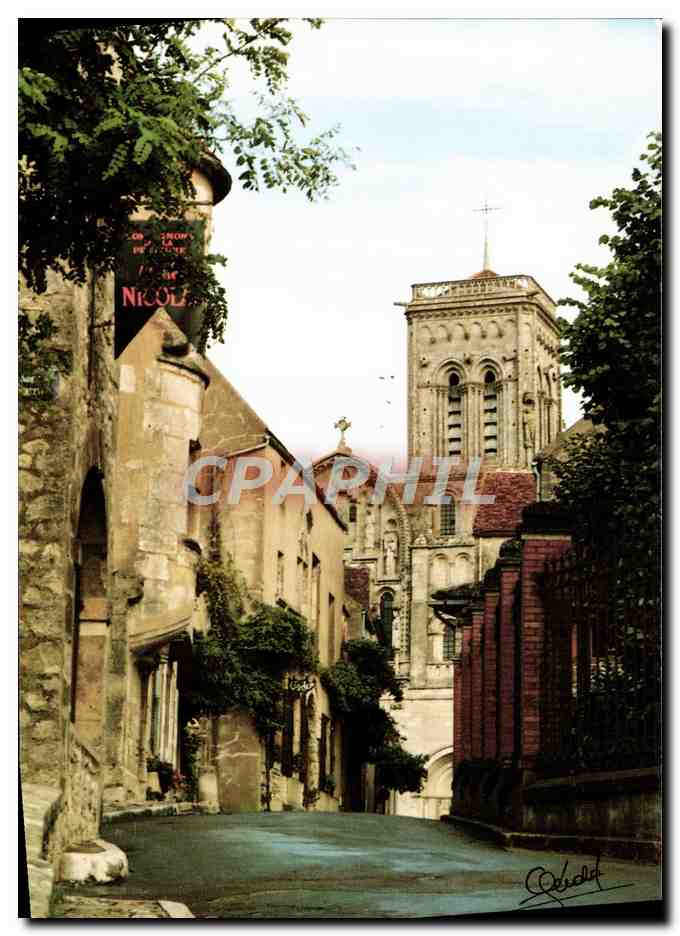 CPM Vezelay Rue St Pierre La Basilique Ste Madeleine