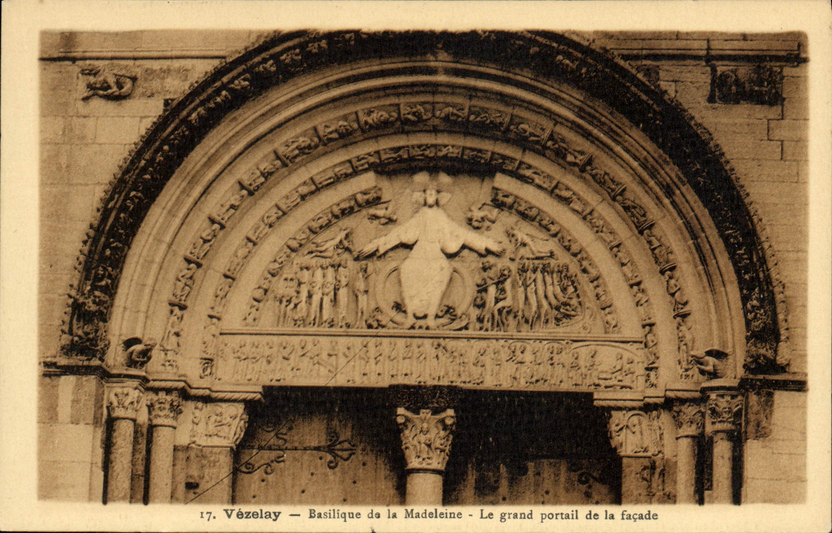 Vézelay — Basilique de la Madeleine — Le grand portail de la façade — n°17