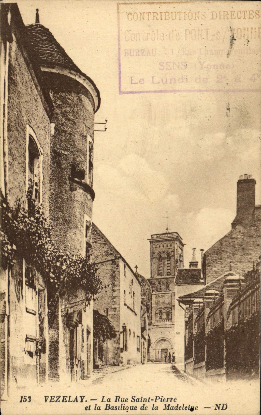 CPA Vezelay La Rue Saint Pierre et la Basilique de la Madeleine