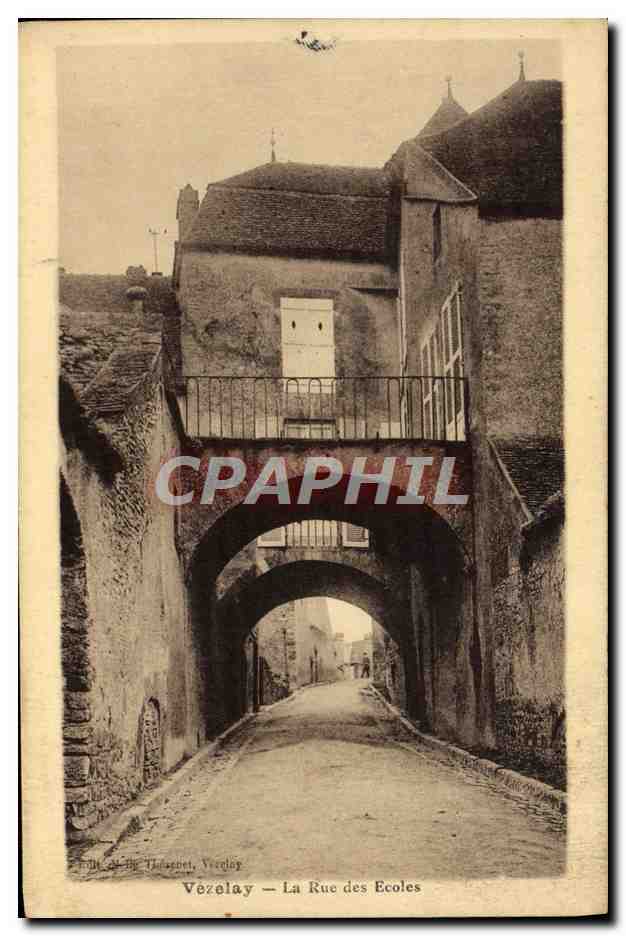 CPA Vezelay La Rue des Ecoles