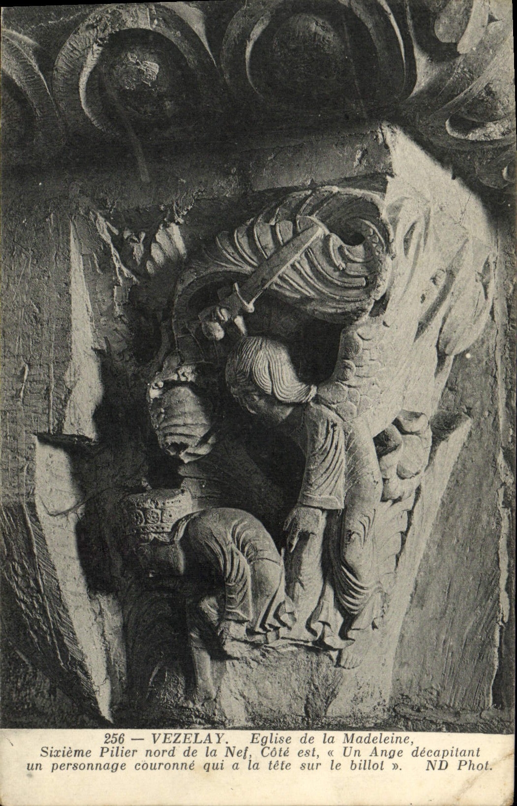 Vézelay — Église de la Madeleine, Sixième Pilier nord de la Nef, Côté est, Un Ange décapitant un personnage couronné — ND Phot.