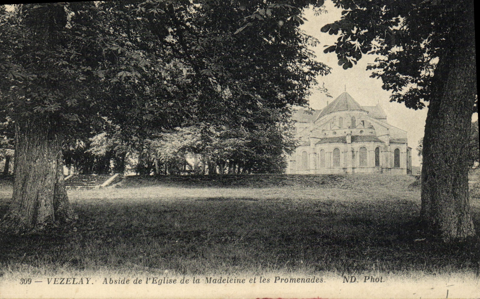 Vézelay — Abside de l'Église de la Madeleine et les Promenades — ND. Phot. n°309