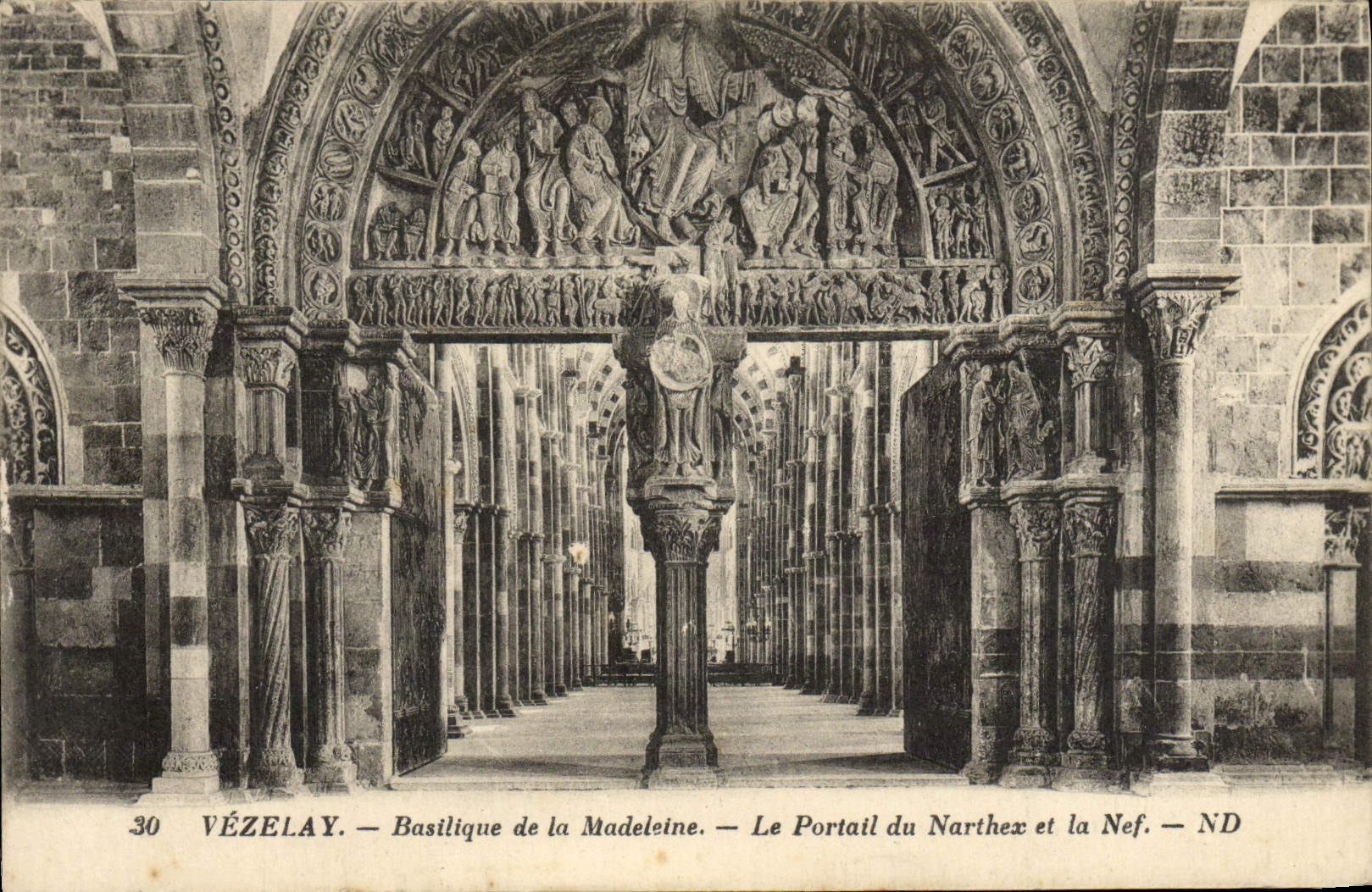 Vézelay — Basilique de la Madeleine — Le Portail du Narthex et la Nef — ND