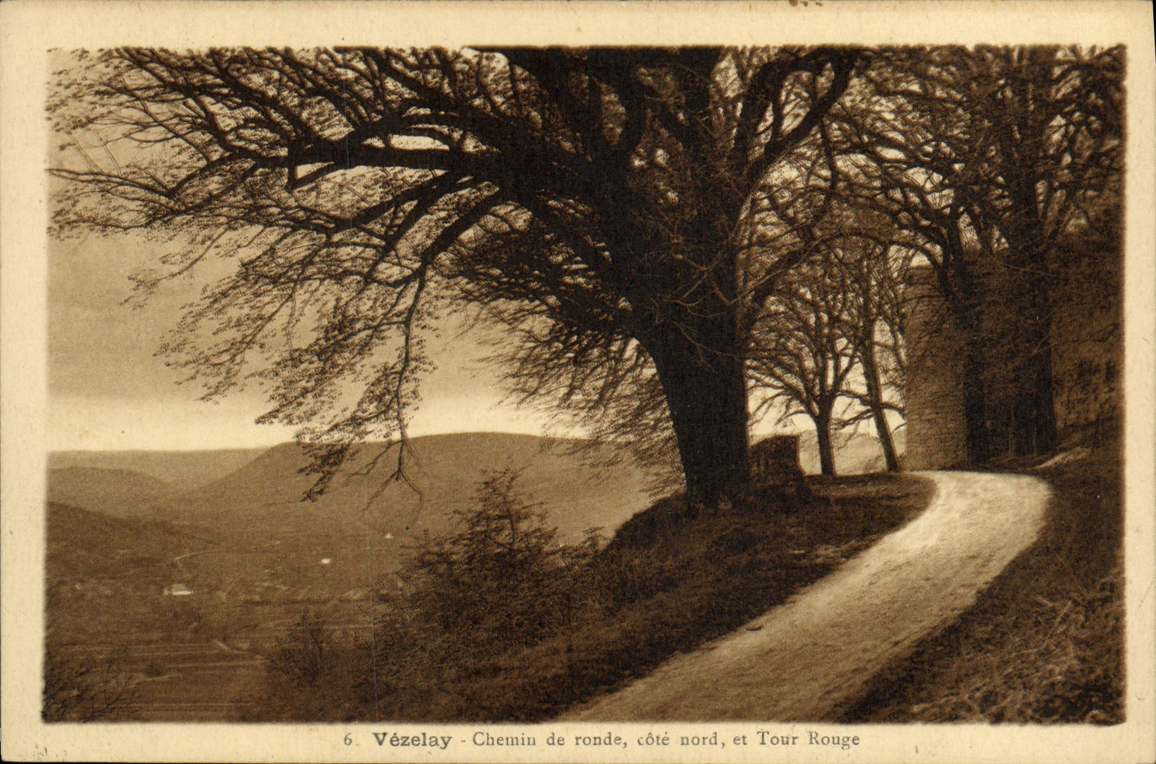 Vézelay - Chemin de ronde, côté nord, et Tour Rouge