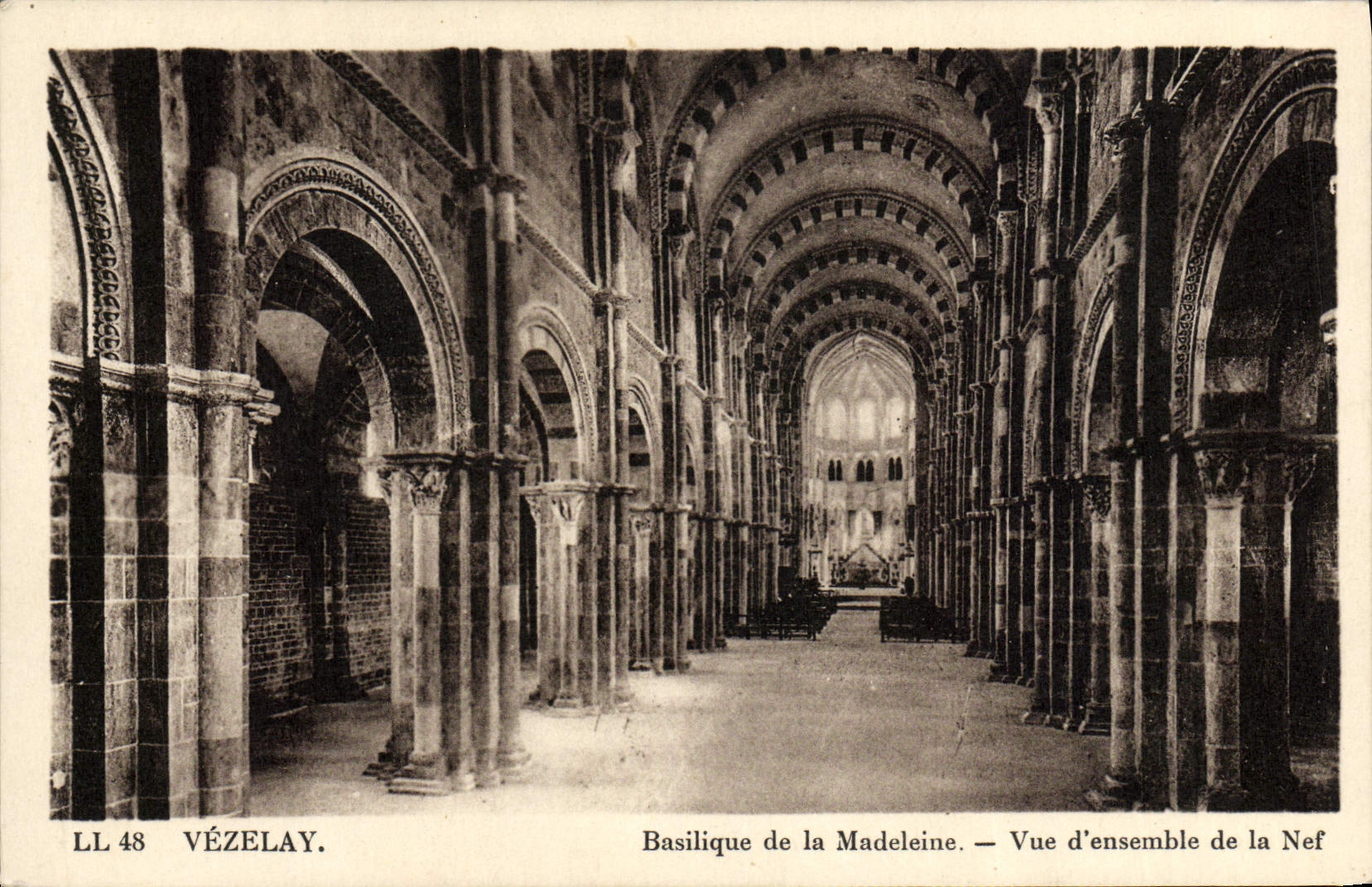 Vézelay — Basilique de la Madeleine — Vue d'ensemble de la Nef