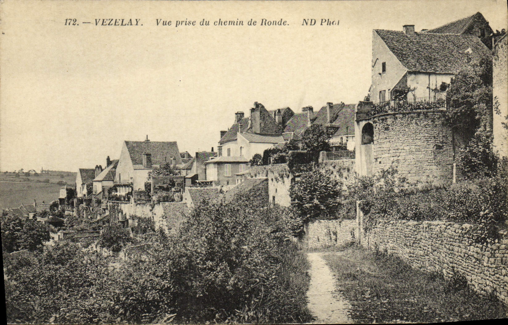 CPA Vezelay Vue Prise du Chemin de Ronde