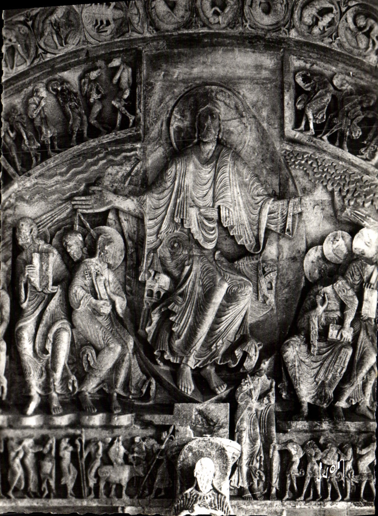 Vézelay (Yonne) — Basilique de la Madeleine, détail du portail central — Éditions d'Art Yvon, 30, av. Jean-Jaurès, Arcueil
