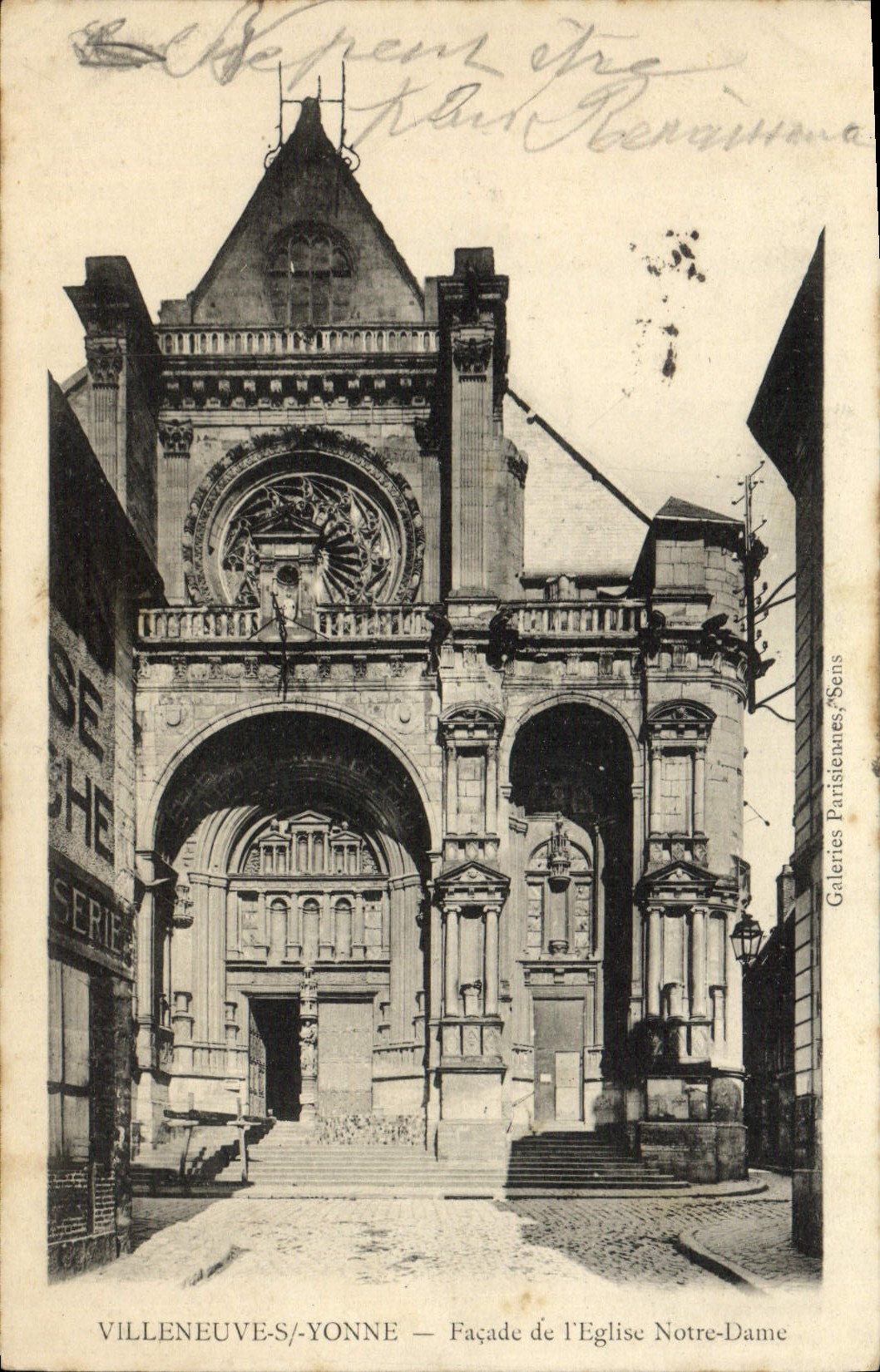 Villeneuve-sur-Yonne — Facha de la Iglesia de Notre-Dame — Galeries Parisiennes, Sens
