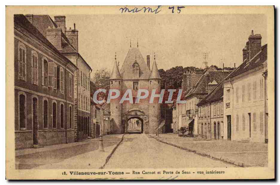 Villeneuve-sur-Yonne — Rue Carnot und Porte de Sens — Innenansicht