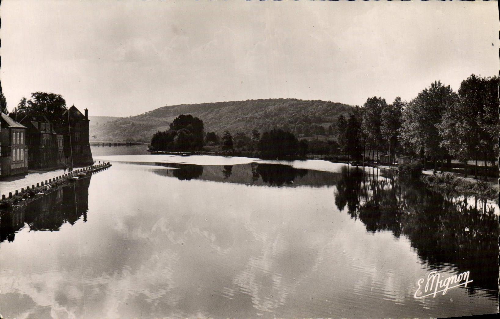 Villeneuve-sur-Yonne — Die Ufer der Yonne - Die Schlossklippe — E. Mignon