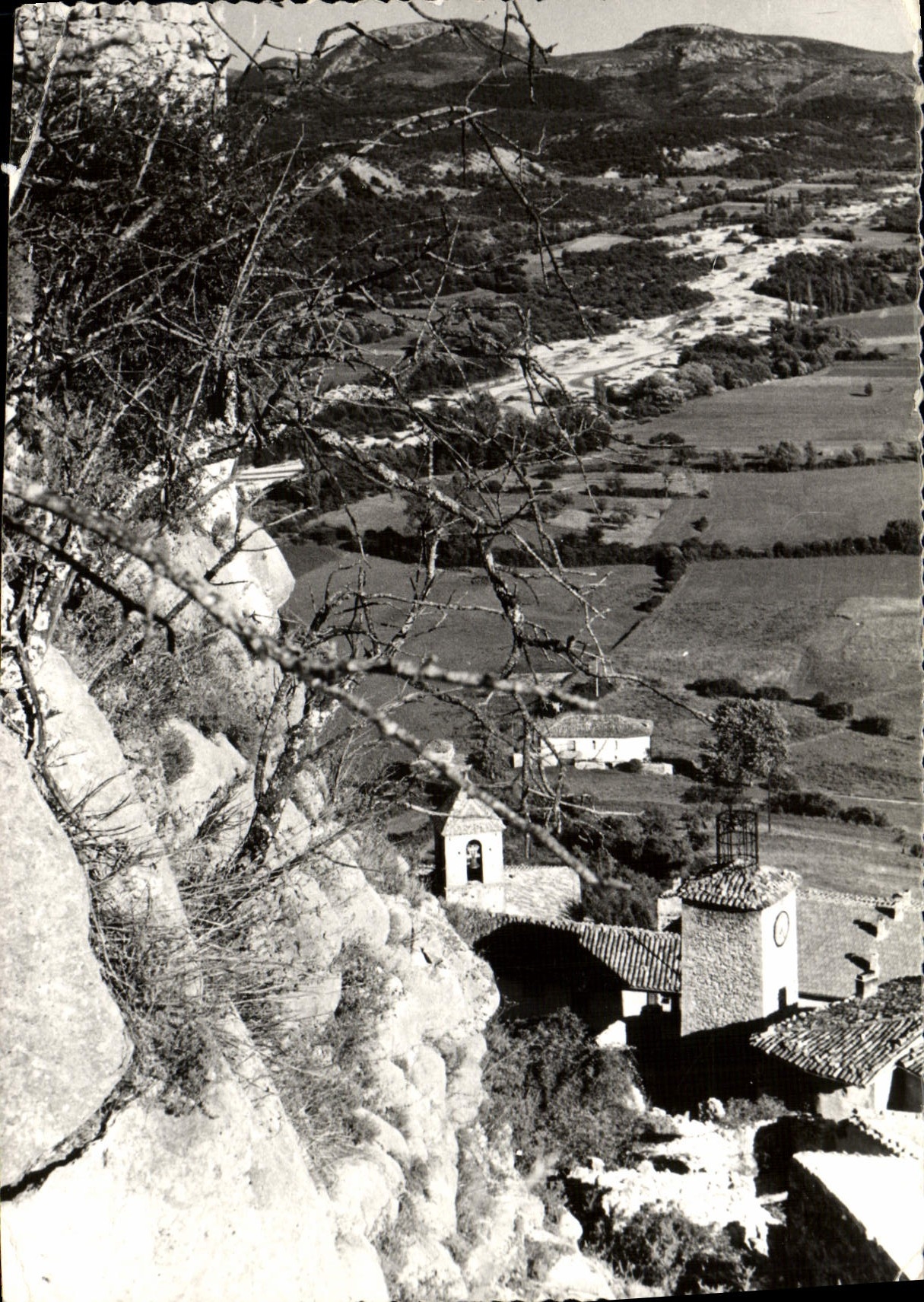 CPM La France Touristique Trigance Le clocher et l'horloge vu du chateau