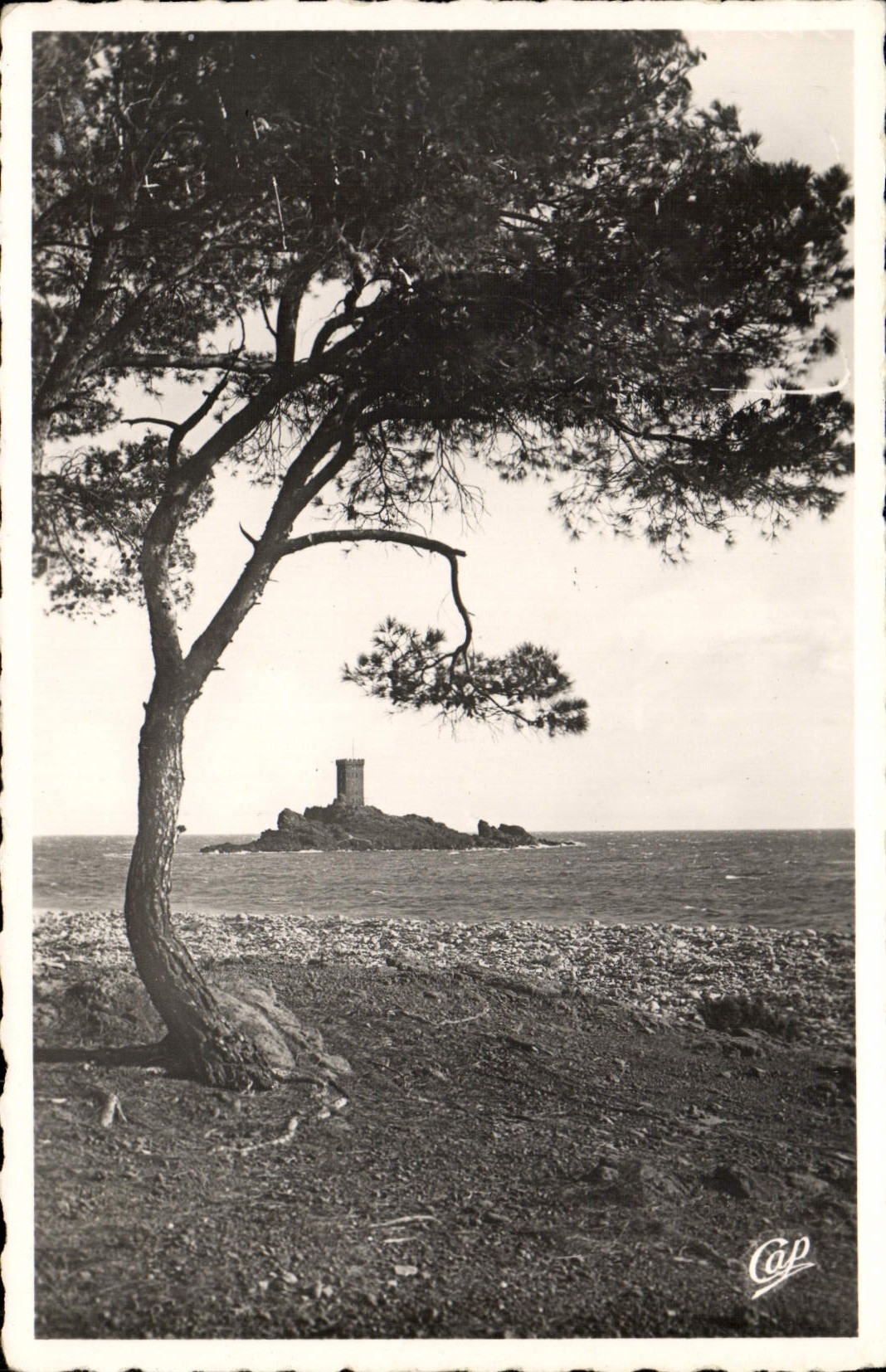 Agay - L'Île d'Or — vue de la tour sur l'île — éditeur Cap