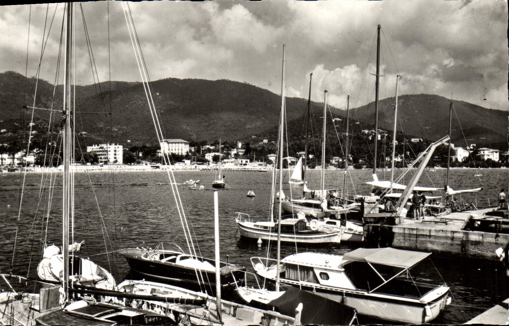CPM la Corniche Des Maures Cavalaire Sur Mer Un Coin Du Port Bateaux 