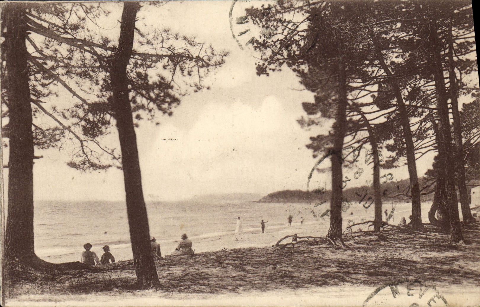 La Plage et ses Pins — Centre de l'Histoire — Éditeur : CAVAILLERE, n° 837