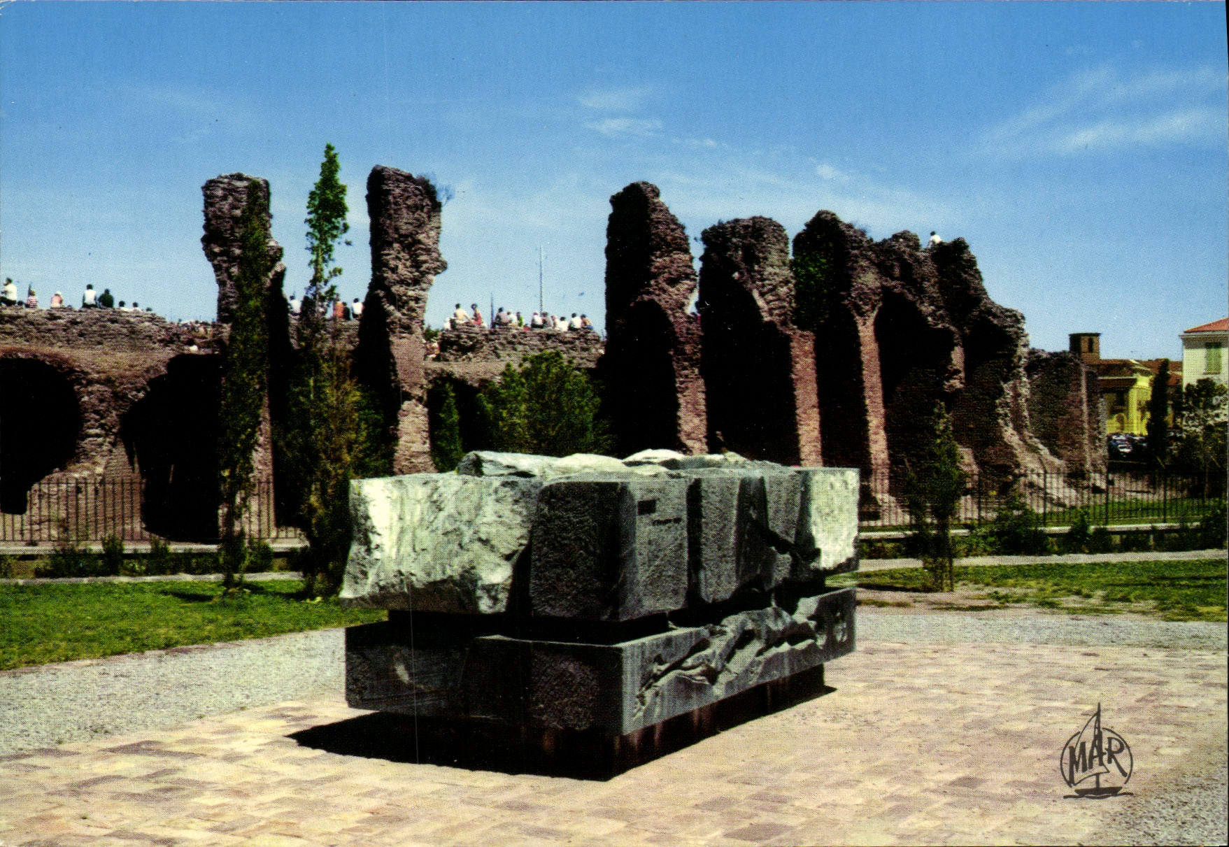 Les Arènes Romaines et «Le Gisant» — monument élevé à la mémoire des victimes du barrage de Malpasset — Éditions «MAR»
