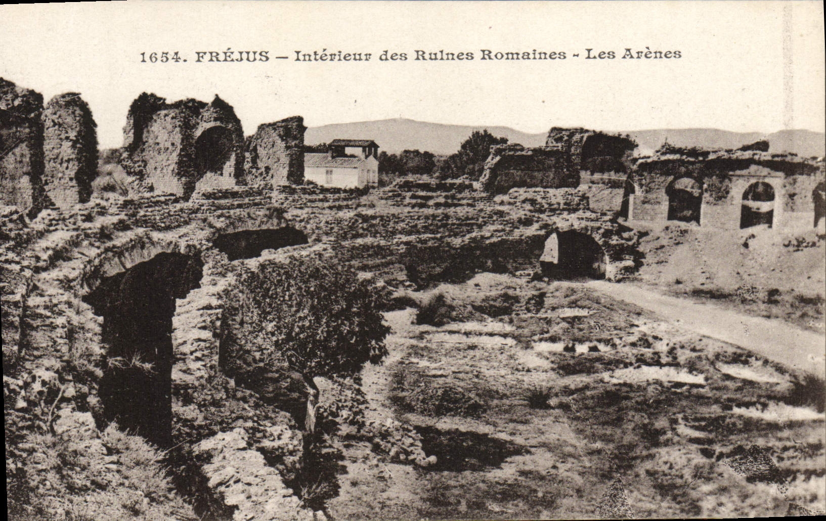 CPA Frejus Interieur des Ruines Romaines Les Avenes