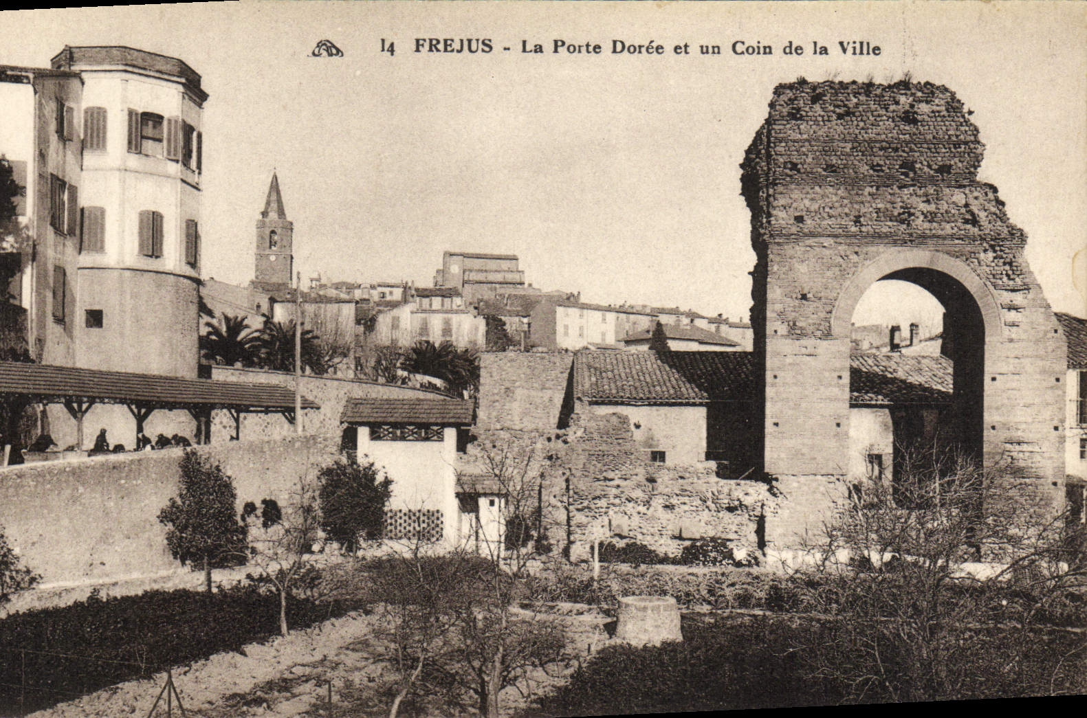 CPA Frejus La Porte Doree et un Coin de la Ville