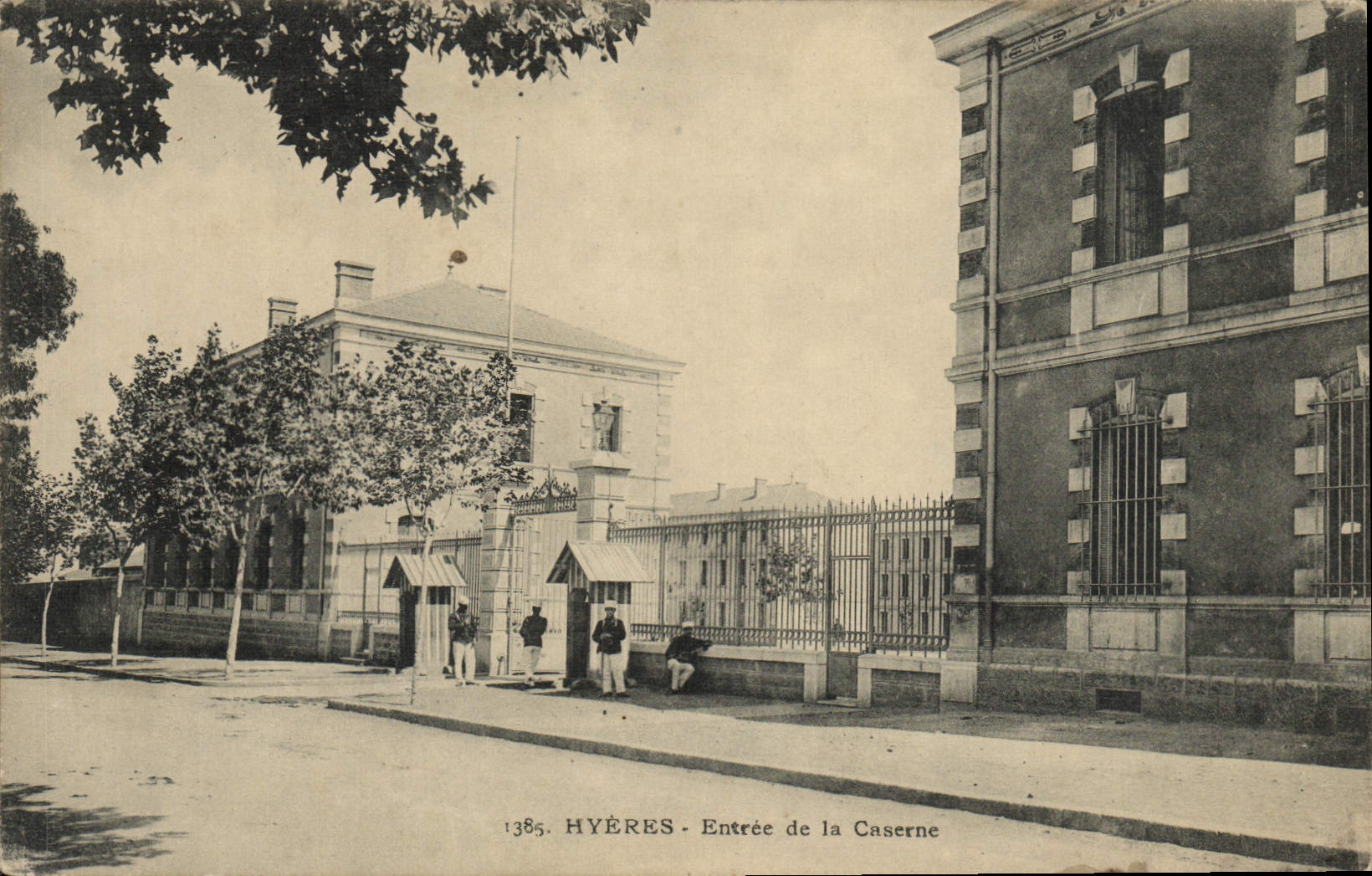 CPA Hyeres Entree de la Caserne Militaria