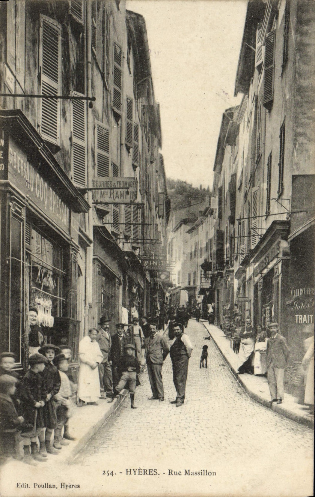 Hyères - Rue Massillon — vue de la rue avec commerces et passants — Edit. Poullan, n°254