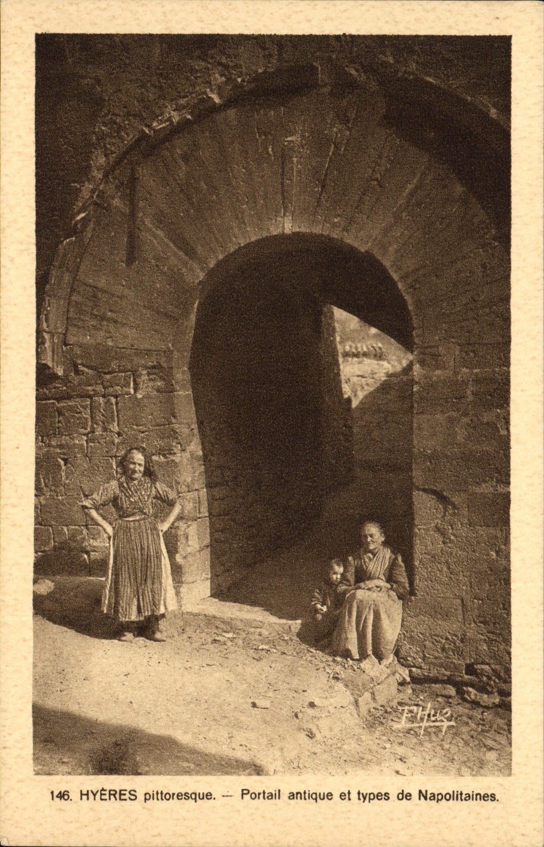 Hyères pittoresque — Portail antique et types de Napolitaines — Éditeur F. Huet, n° 146
