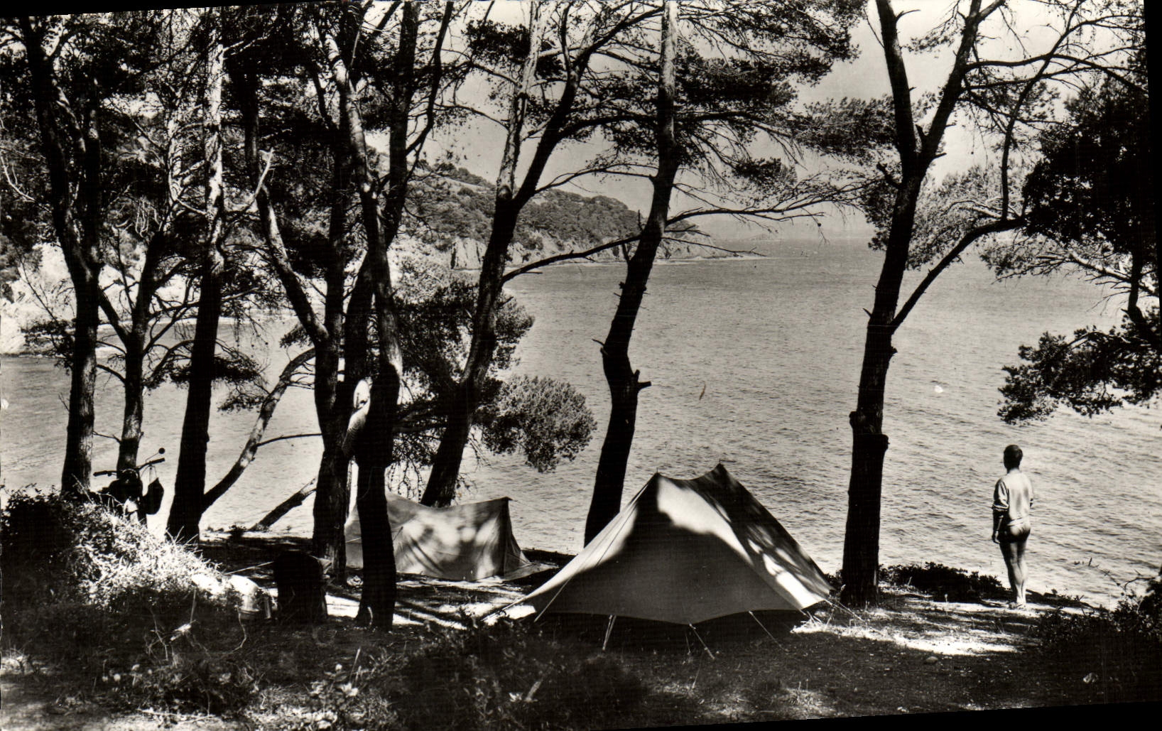 Campement sous la Pinède au bord de Mer — Hyères (Var) — Collection Parunis, n° 000