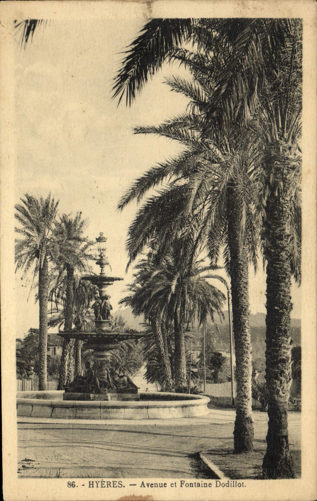CPA Hyeres Avenue et Fontaine Dodillot