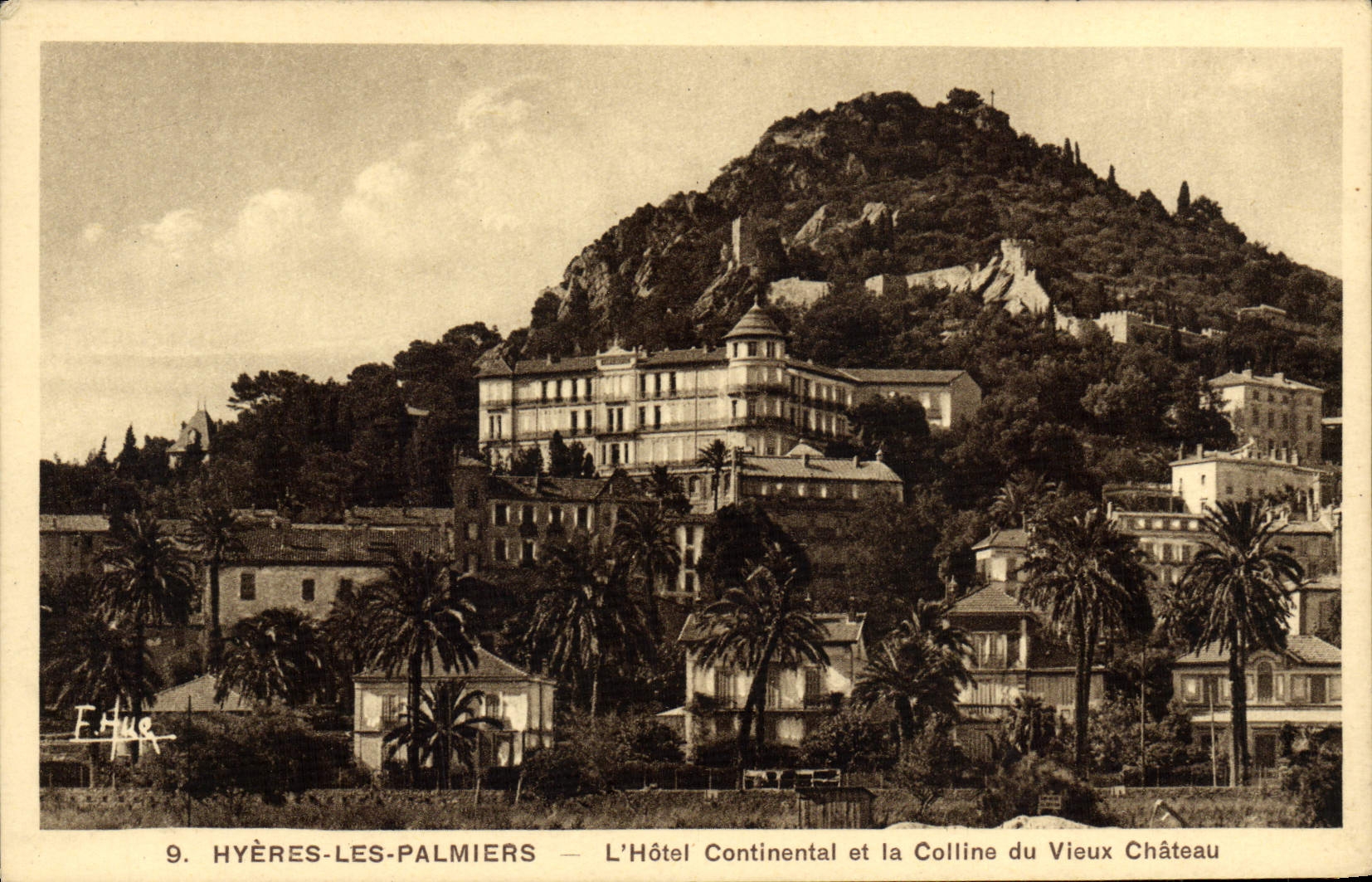 Hyères-les-Palmiers — L'Hôtel Continental et la Colline du Vieux Château — Hue