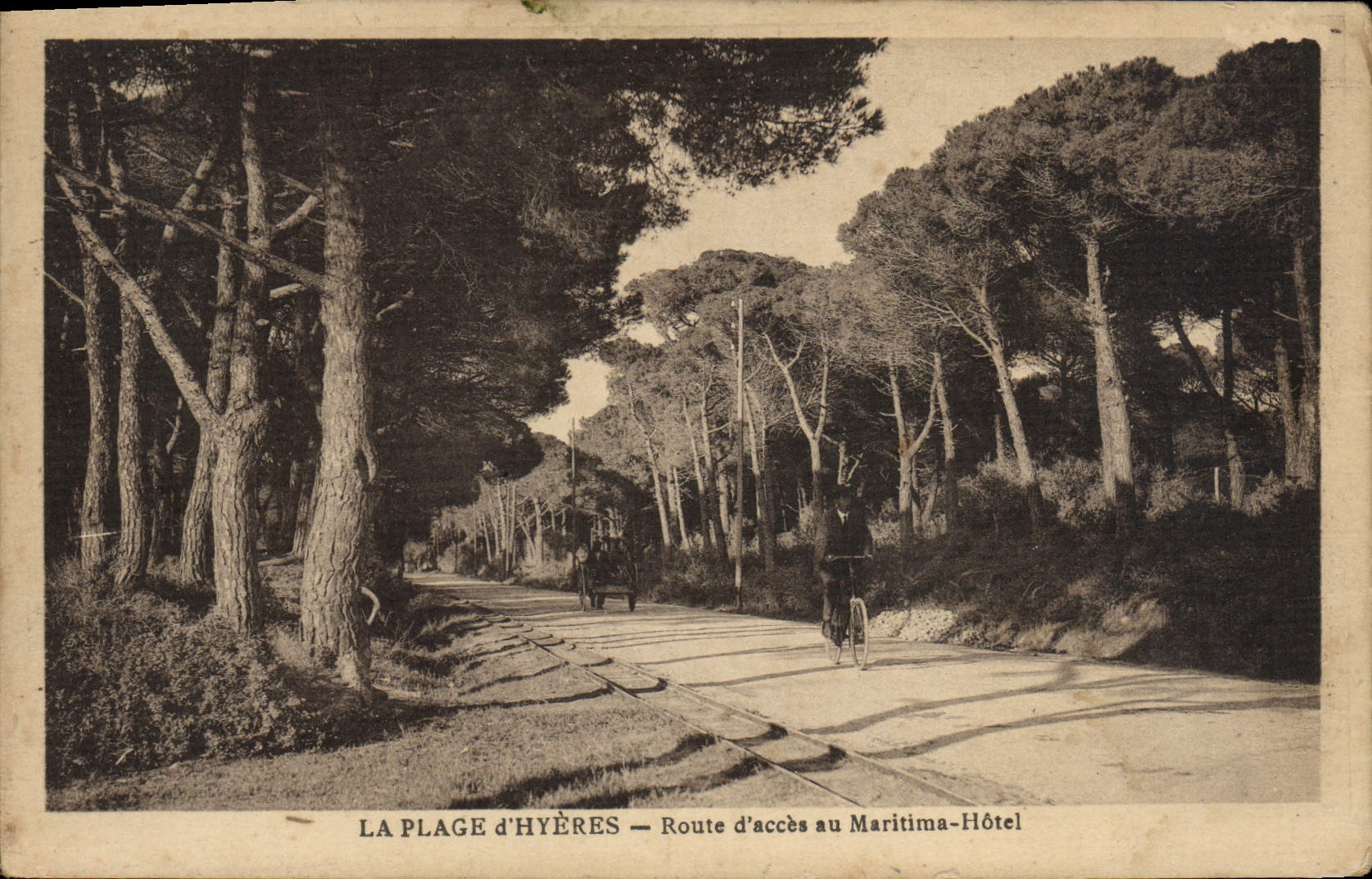 La Plage d'Hyères — Strada di accesso all'Hotel Maritima