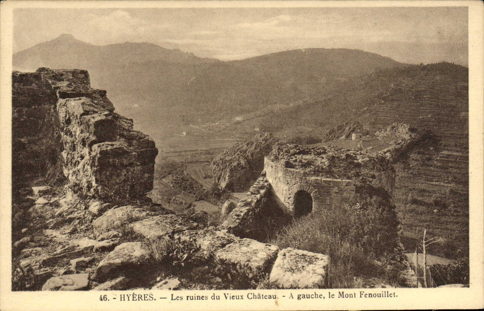 Hyères — Les ruines du Vieux Château — A gauche, le Mont Fenouillet — n°46