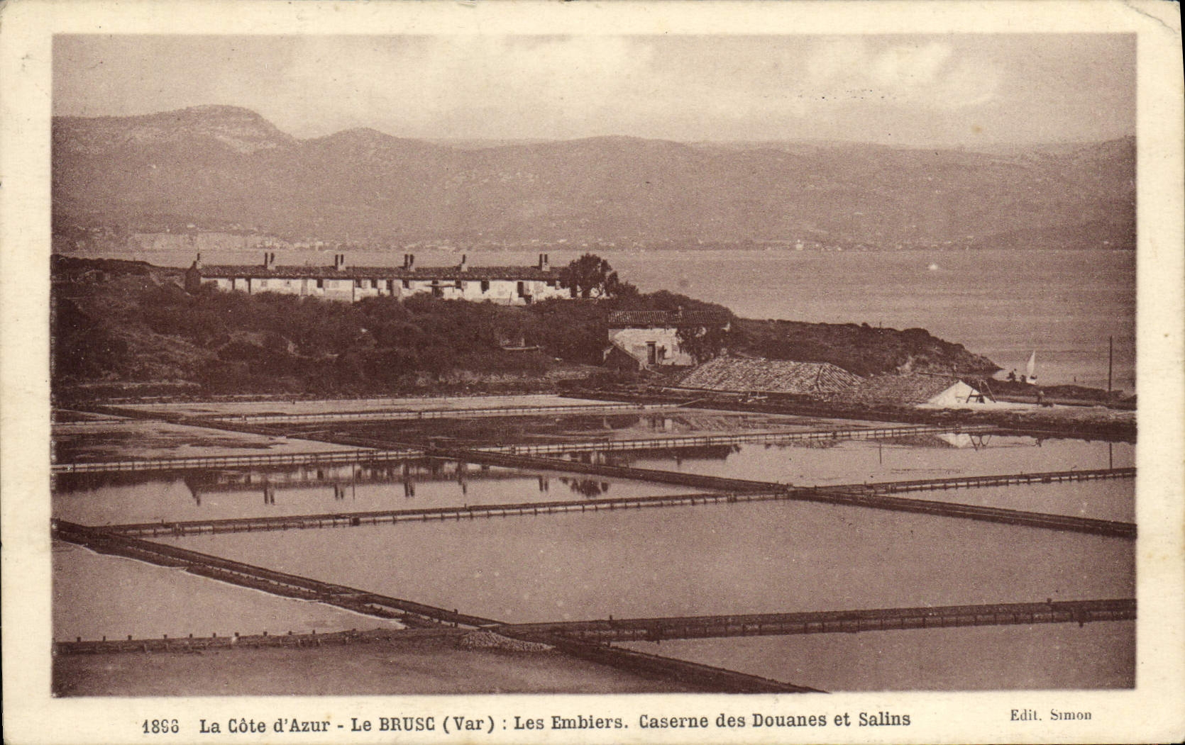 CPA Cote d'Azur Le Brusc Les Embiers Caserne des douanes et salins 