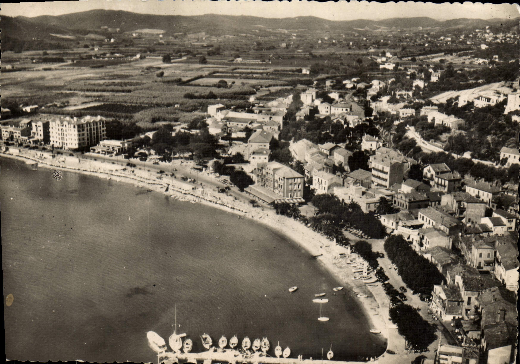 Le Port, la Ville et la Plage — Lavandou (Var) — Photographies ateliers M. Cellard