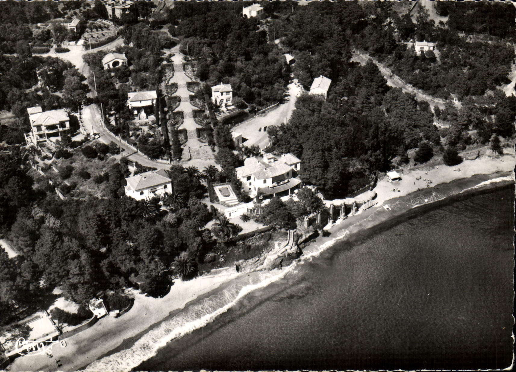 CPM Le Rayol Vue aerienne sur le centre et la plage 