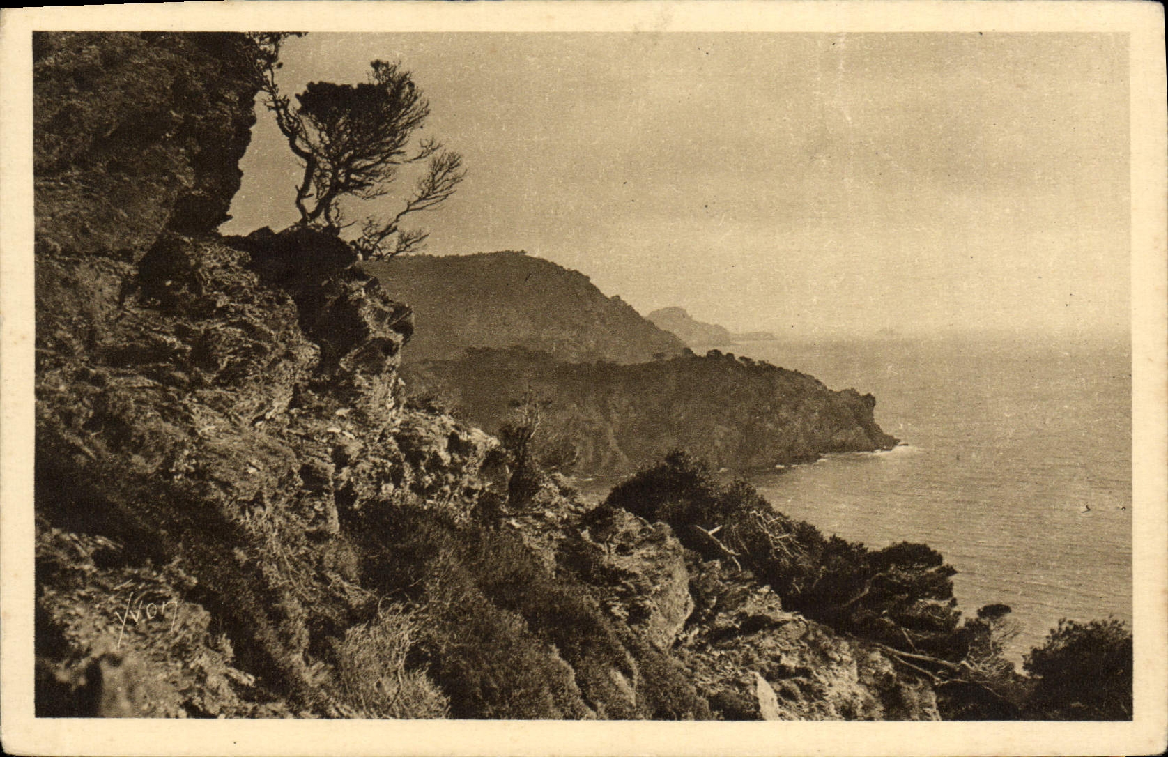 CPM Les Iles d'Hyeres Porquerolles Vue sur la Pointe de l'Oustaou de Diou et le grand Seraine