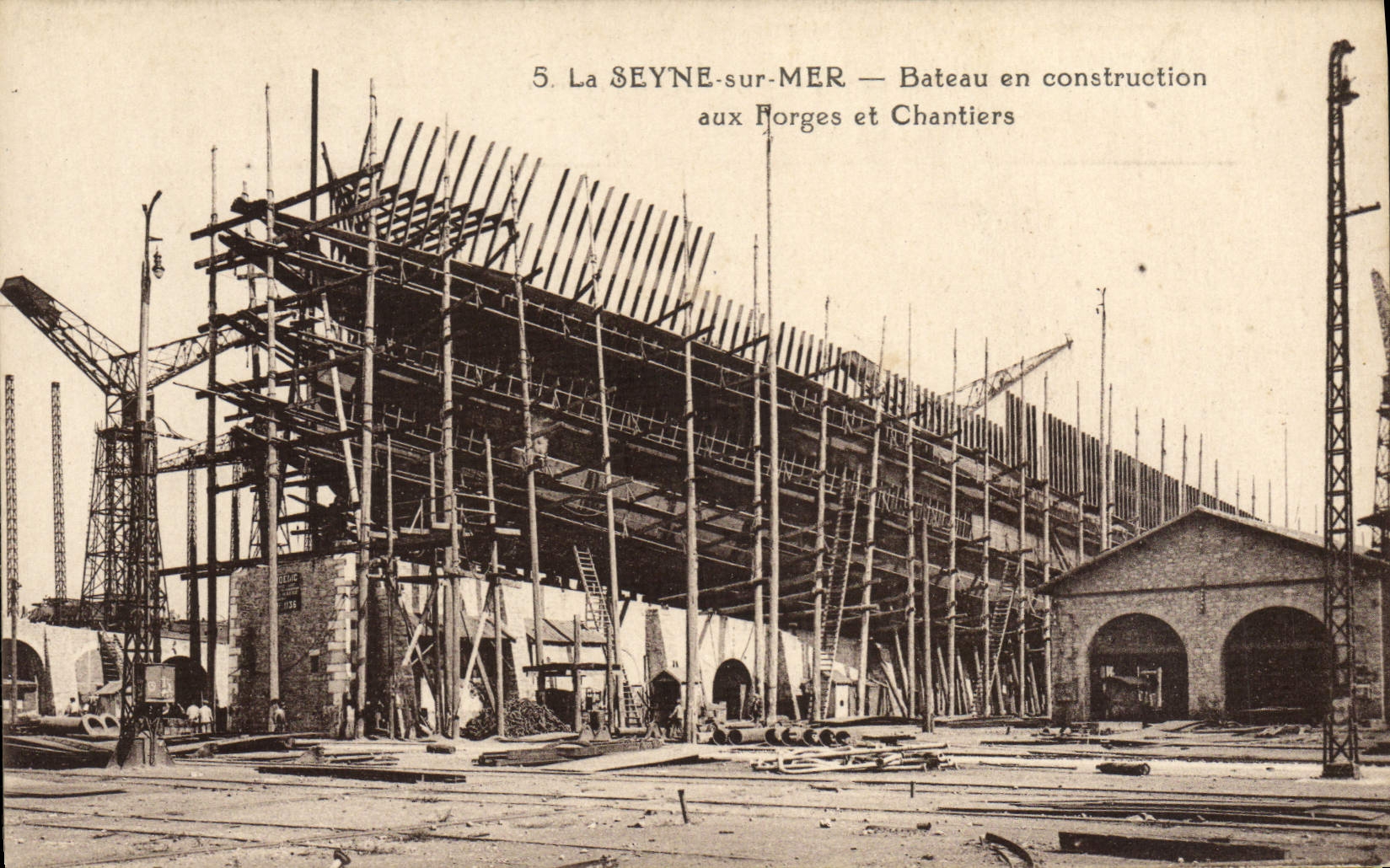 CPA La Seyne sur Mer Bateau en construction aux Forges et Chantiers