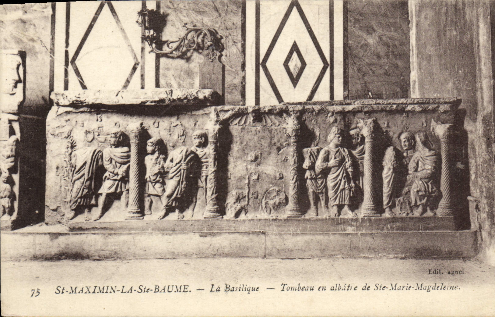 CPA St Maximin La ste Baume La Basilique Tombeau en albatre de Ste Marie Magdeleine
