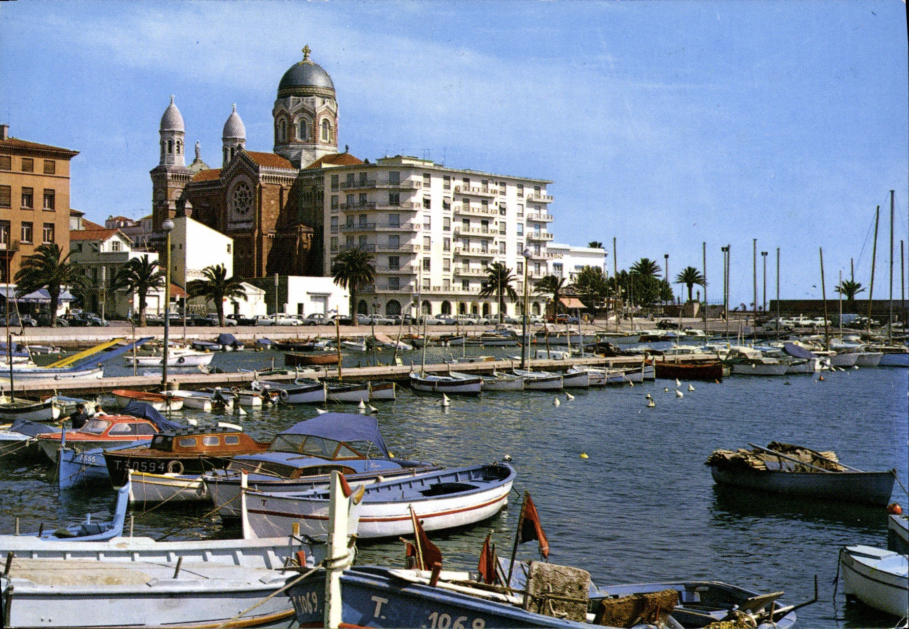 CPM Saint Raphael Un coin du Port et la Cathedrale