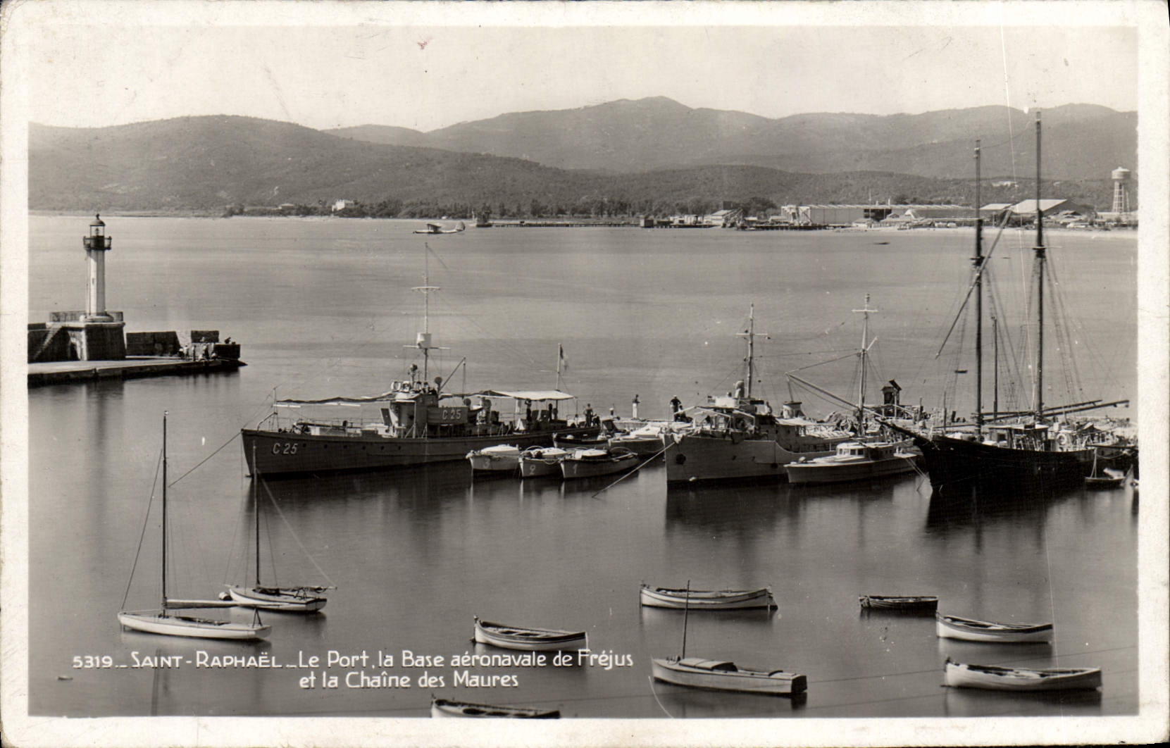 CPA Saint Raphael Le Port la Base aeronavale de Frejus et la Chaine des Maures Bateau Hydravion Avion