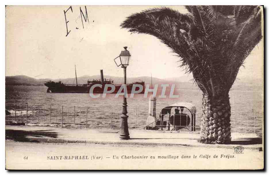 CPA Saint Raphael Un Charbonnier au mouillage dans le Golle de Frejus Bateau