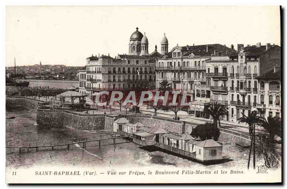 CPA Saint Raphael Vue sur Frejus le Boulevard Felix Martin et les Bains