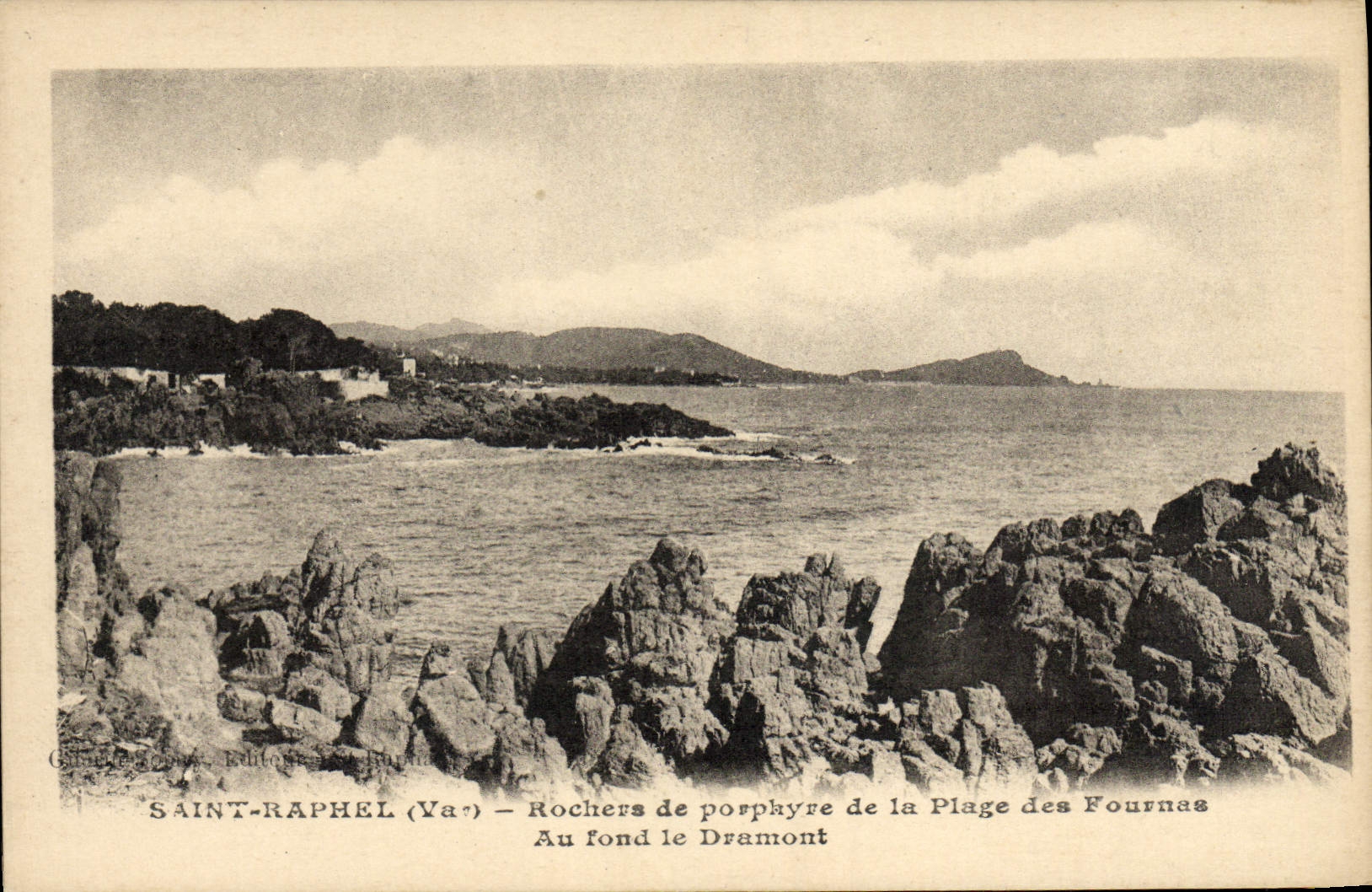 Saint-Raphaël (Var) — Rochers de porphyre de la Plage des Fournas — Au fond le Dramont — Éditeur G. Géron — n° 83