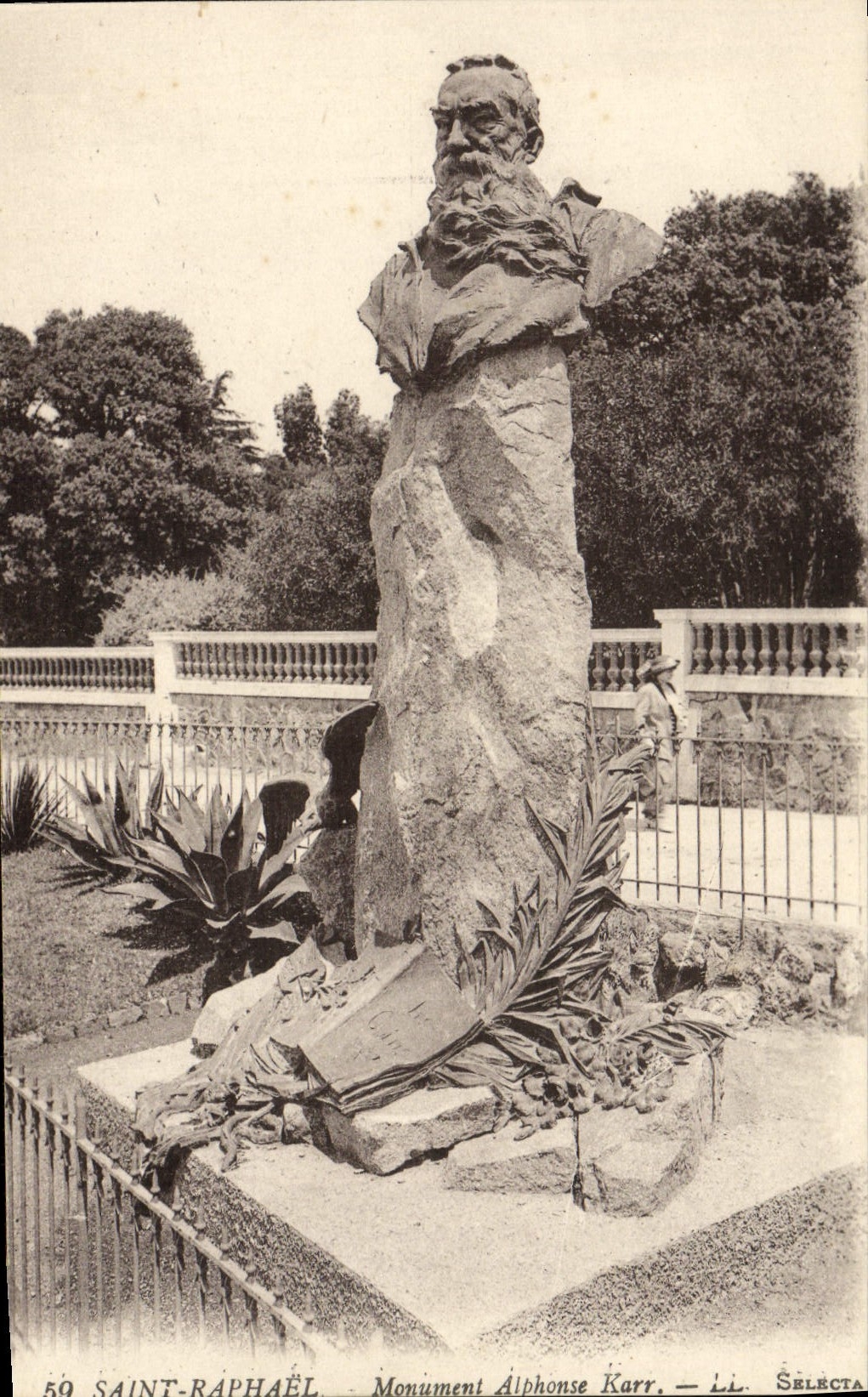CPA St Raphael Monument Alphonse Karr