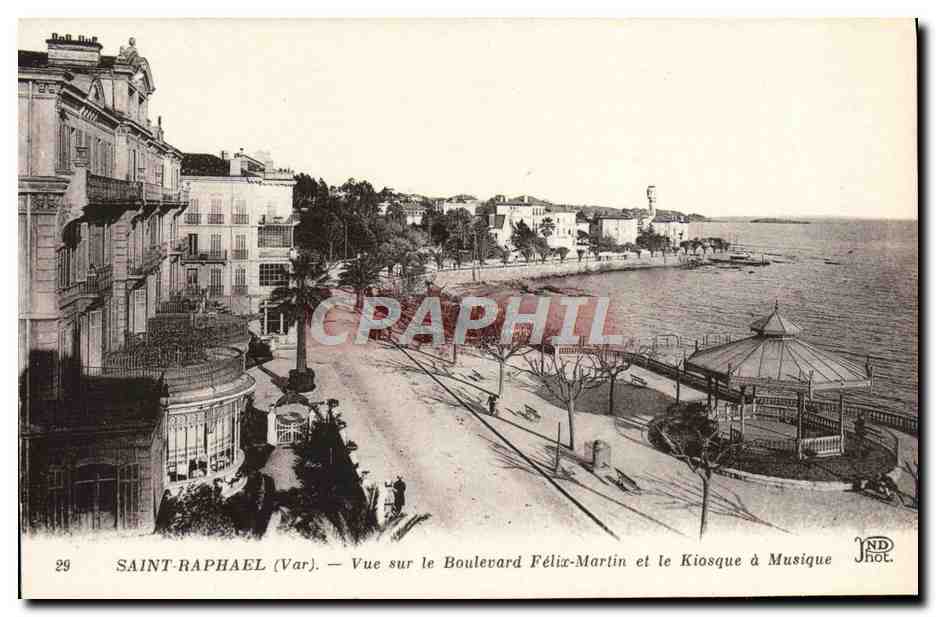 CPA Saint Raphael Vue sur le Boulevard Felix Martin et le Kiosque a Musique