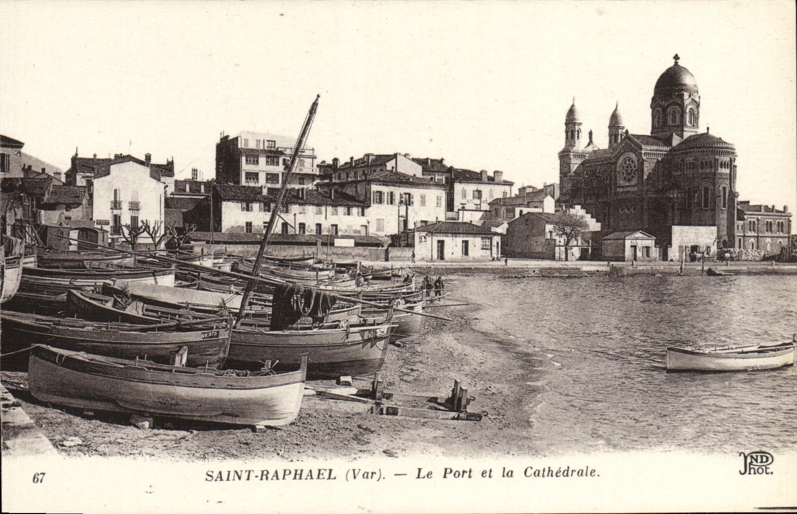 CPA Saint Raphael Le Port et la Cathedrale Bateaux
