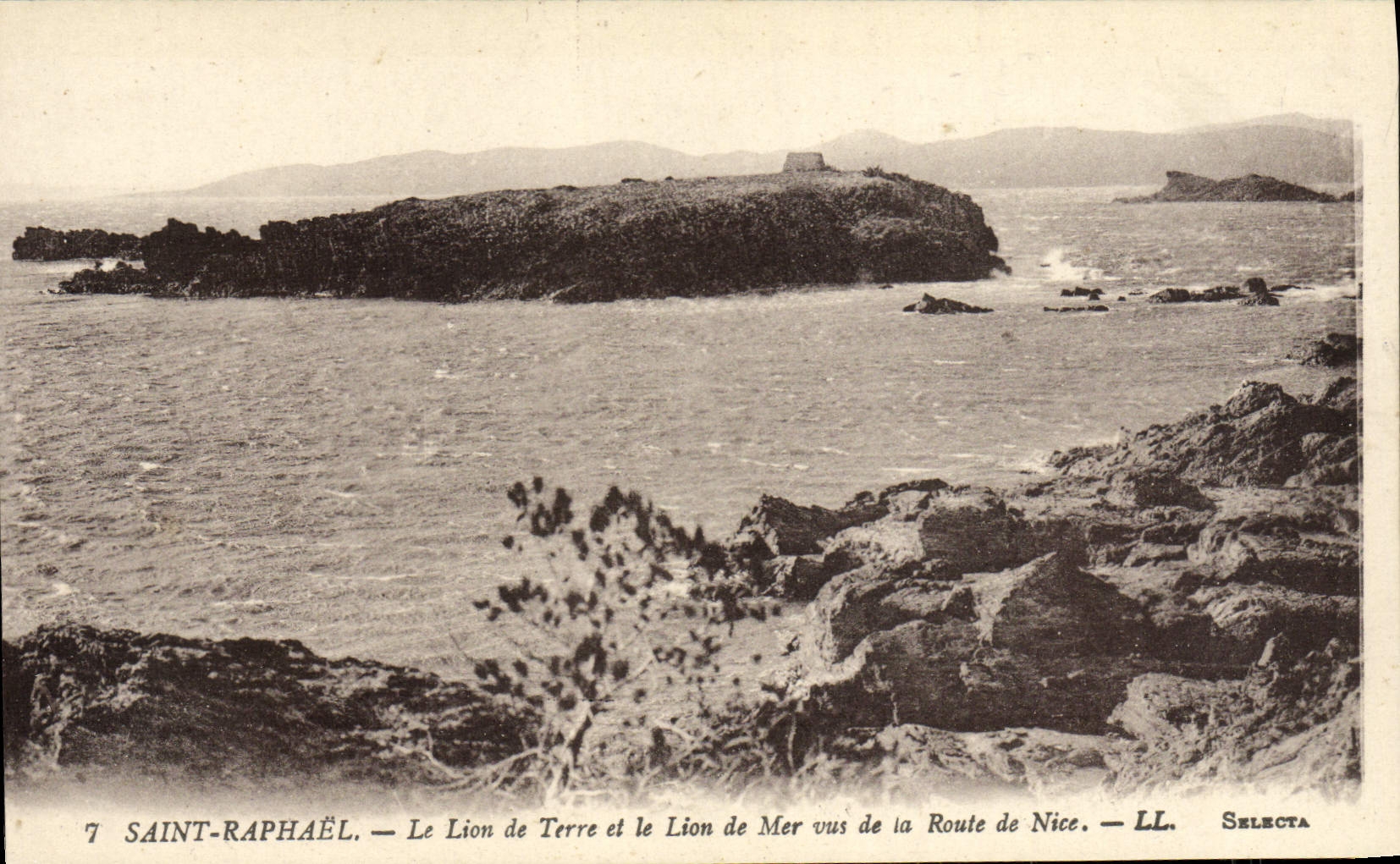 Saint-Raphaël — Le Lion de Terre et le Lion de Mer vus de la Route de Nice — Selecta