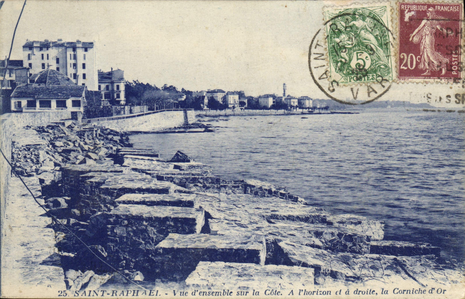 CPA Saint Raphael Vue d'ensemble sur la Cote A l'horizon et a drvile la corniche d'Or