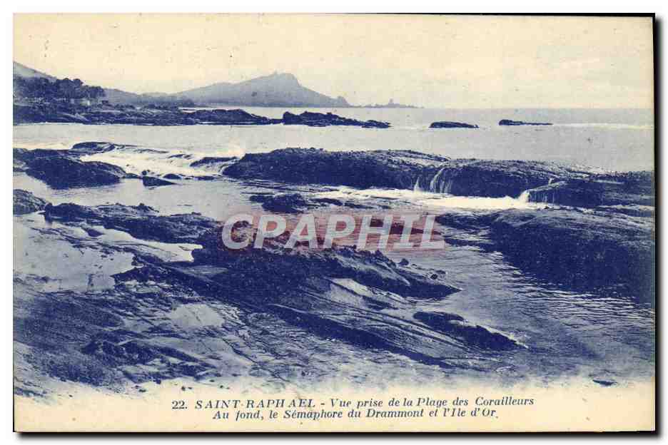 Saint-Raphaël - Vue prise de la Plage des Corailleurs — Au fond, le Sémaphore du Drammont et l'Île d'Or