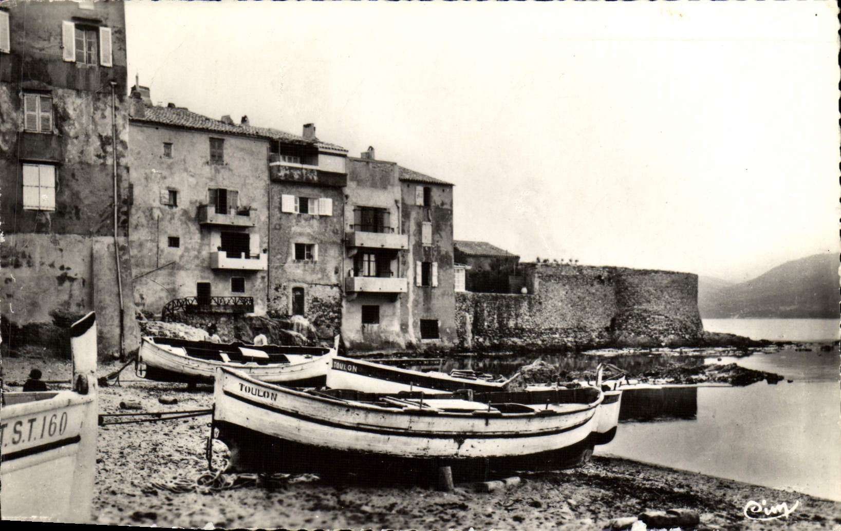 CPM St Tropez Un coin du Vieux Port Bateaux
