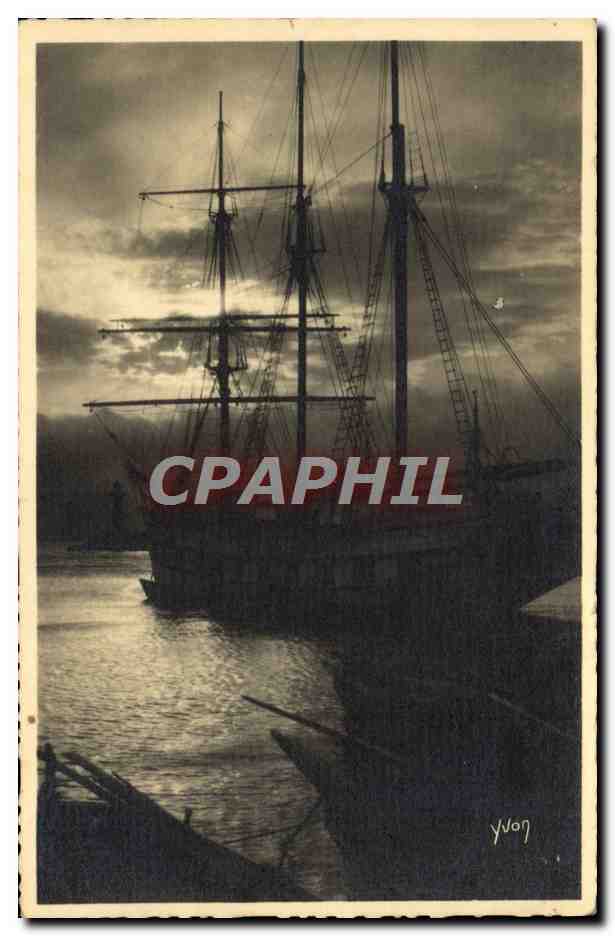 CPA Saint Tropez Au soleil couchant Trois mats dans le port Bateau Voilier 